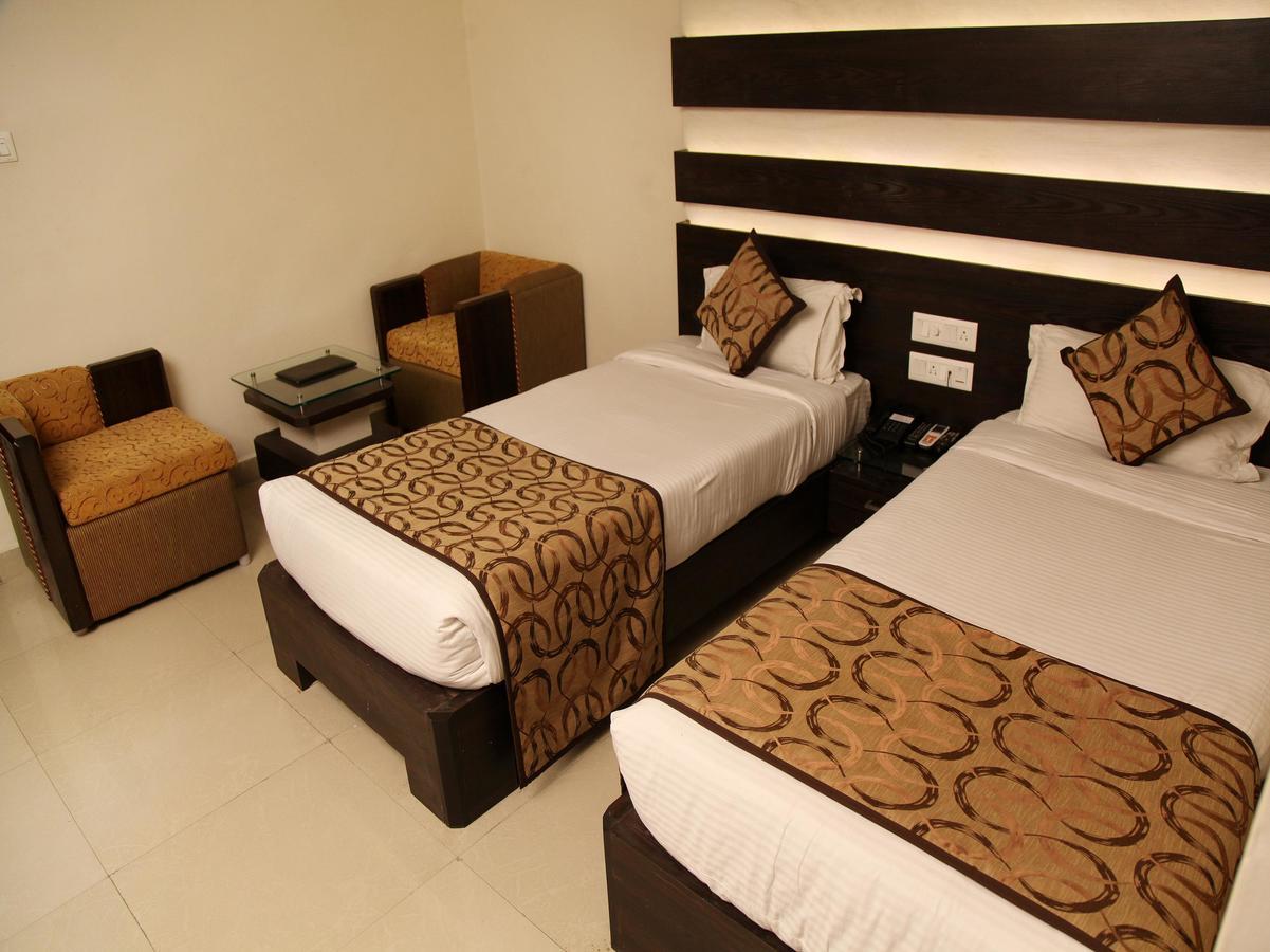 Oyo 905 Galaxy View Hotel Allāhābād Junction Dış mekan fotoğraf