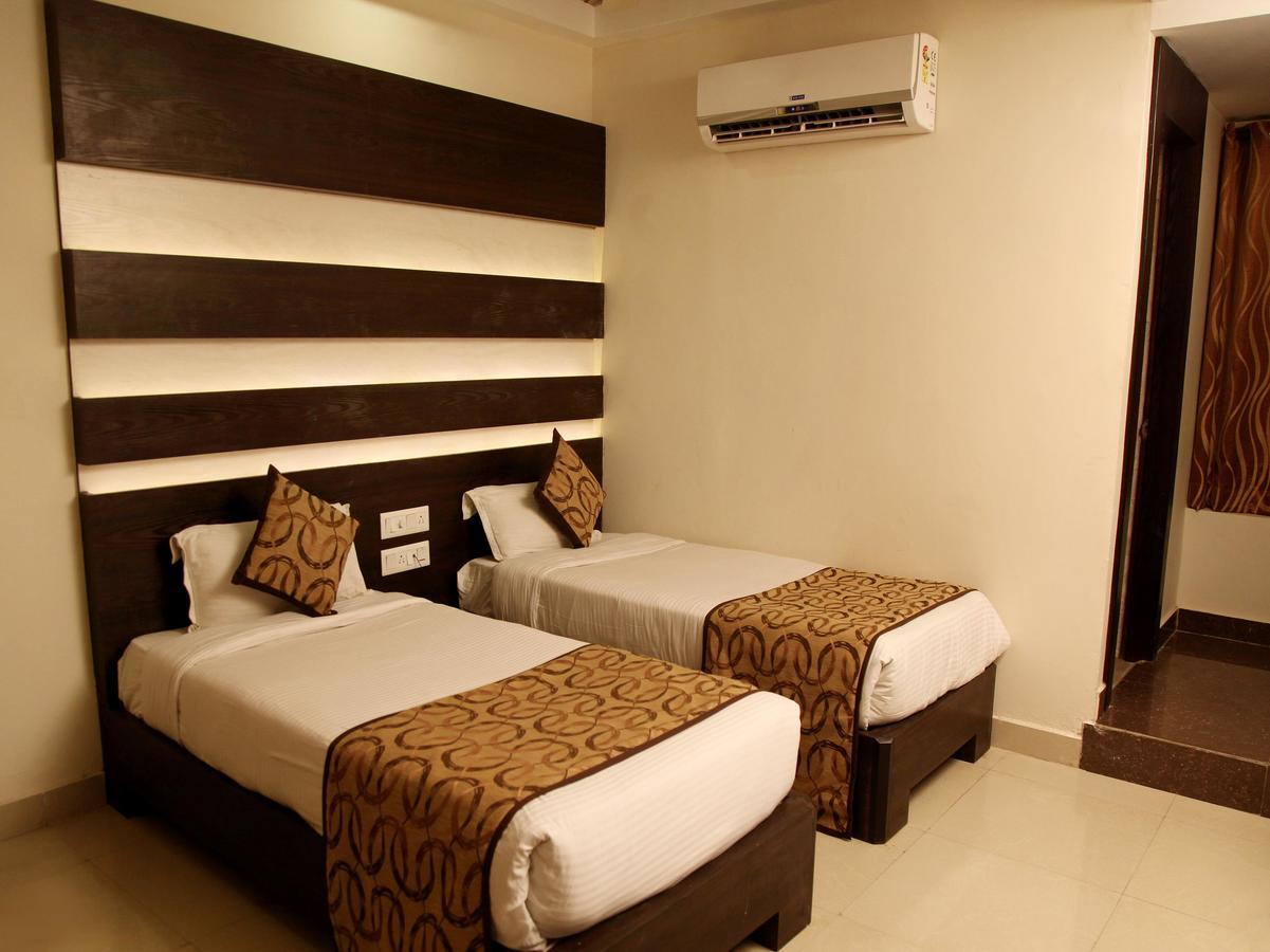 Oyo 905 Galaxy View Hotel Allāhābād Junction Dış mekan fotoğraf